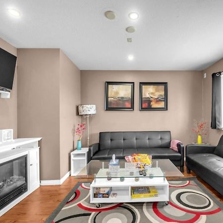 52-3 Bed Suite On Lake Central Ac By Airport カルガリー エクステリア 写真