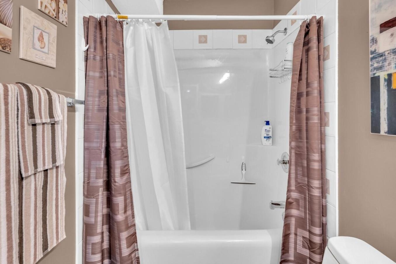 52-3 Bed Suite On Lake Central Ac By Airport カルガリー エクステリア 写真